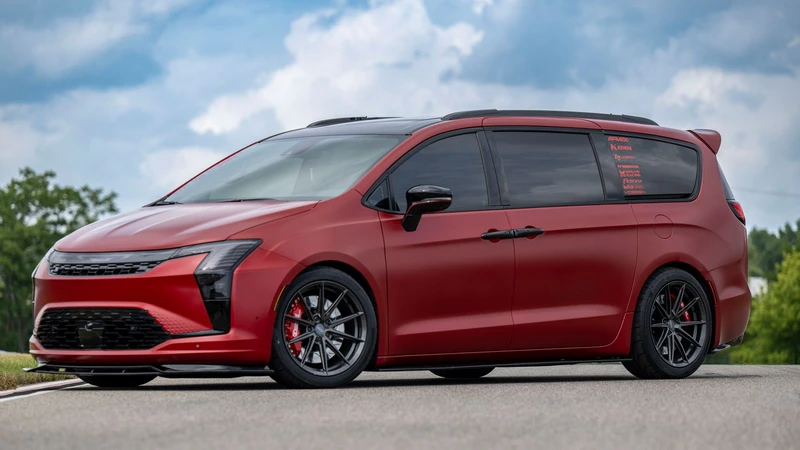 Chrysler presentó dos prototipos basados en su Minivan Pacífica