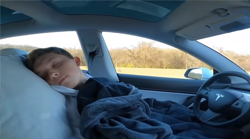 Se durmió en la ruta con el sistema autónomo de Tesla activado