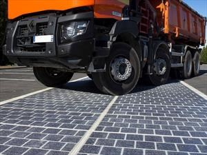 ¿Paneles solares sobre las carreteras?