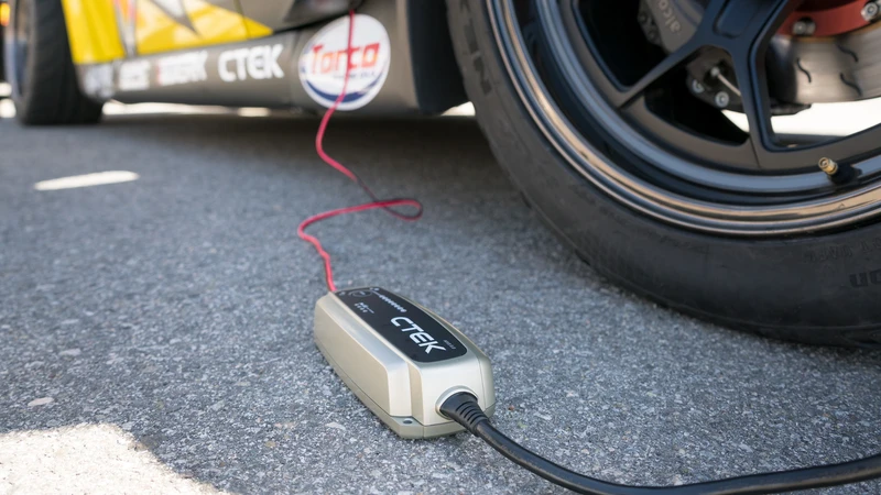La importancia del cargador y mantenedor de baterías de autos