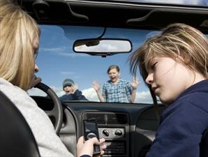 Los riesgos de usar el celular mientras conduces