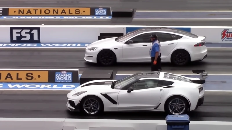 Mira esta carrera entre un Chevrolet Corvette ZR1 y un Tesla Model S Plaid