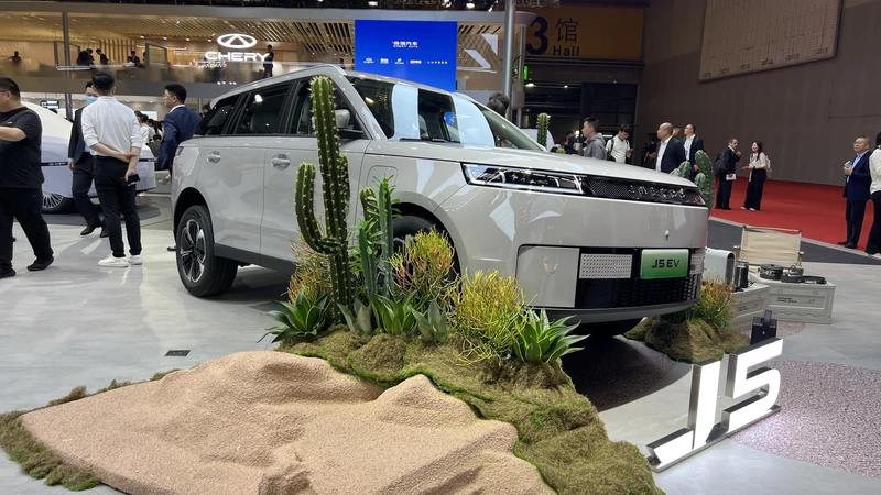 Shanghai 2025: Jaecoo J5 EV saca pasajes para Chile