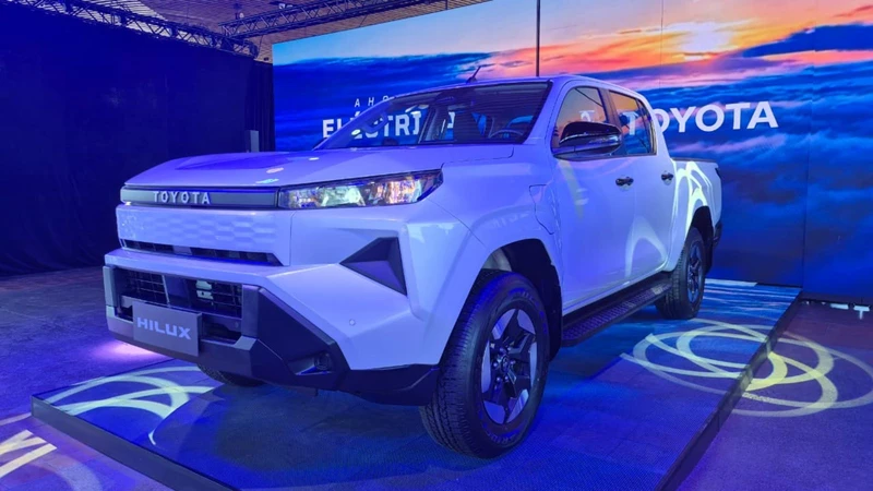 Toyota estrena la nueva generación de Hilux en Chile, pero con motor cero emisiones