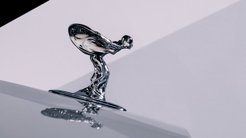 Rolls Royce retoca su insignia para la movilidad eléctrica