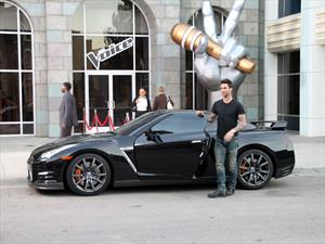 Adam Levine de Maroon 5 canta a bordo de un Nissan GT-R 2015