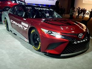 NASCAR Toyota Camry 2018, busca defender el título con un nuevo diseño 