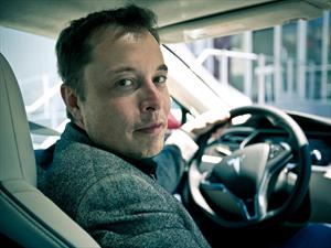 Elon Musk predice que conducir tu auto será ilegal