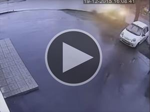 Video: Opel Astra se impacta contra carro estacionado