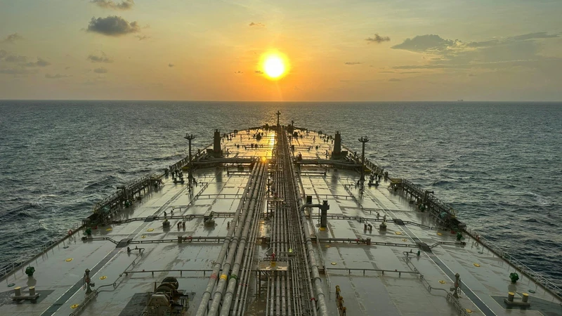 Reabren el estrecho de Ormuz y con ello se logra una baja en el precio del petróleo