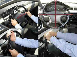¿Cuál es la posición correcta de sujetar el volante de su carro?