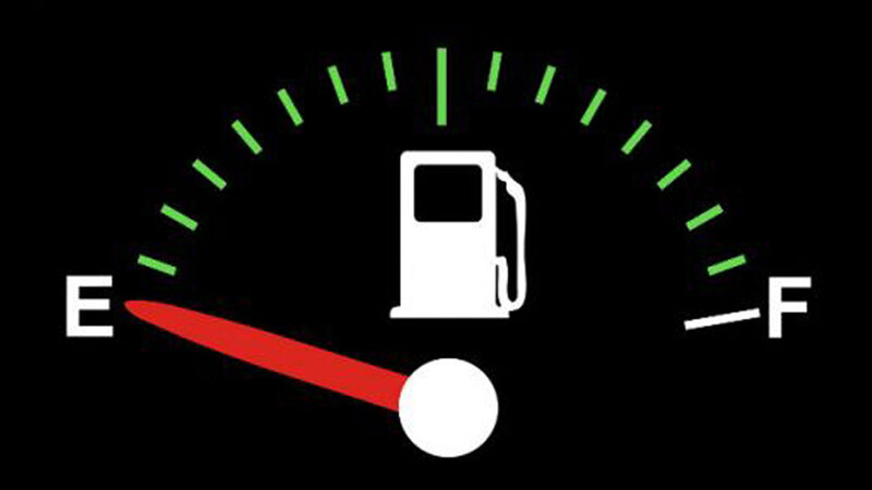 ¿Por qué no es conveniente manejar de manera frecuente con la reserva de gasolina?