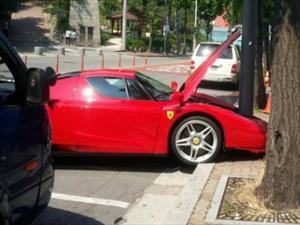 Chocan un Ferrari Enzo contra un poste 