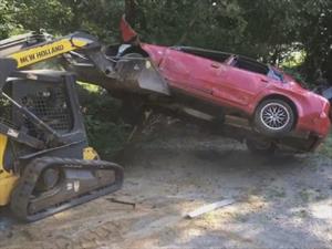Video: Padre retrógrado destruye el Audi A4 de su hija