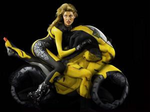 Crean motocicletas humanas con bodypaint