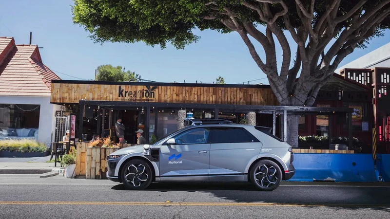 Hyundai y Uber Eats entregan comida con autos autónomos