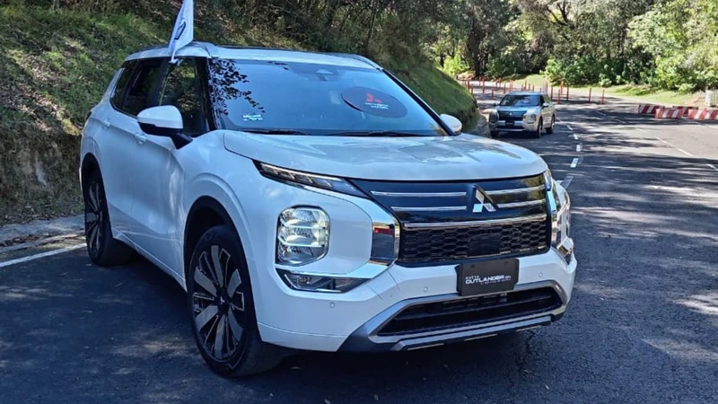 Mitsubishi Outlander 2026 primer manejo en México con la SUV más vendida de la marca en el mundo