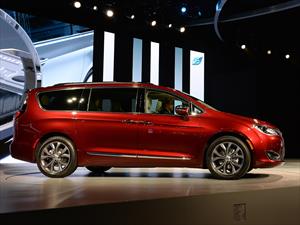 Chrysler Pacifica 2017, reinventa a la minivan