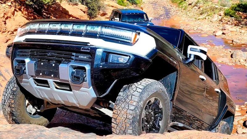 GMC Hummer EV SUV 2024 es sometida a pruebas en el desierto de Moab