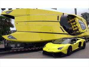Lamborghini Aventador y Speedboat posan juntos para la foto en Palm Beach
