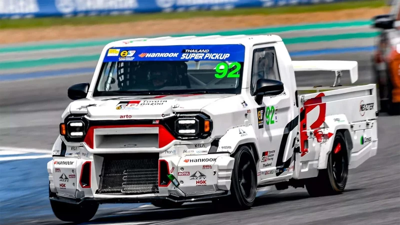 Toyota transforma en pick-up de carreras a su Hilux Champ porque quieren y pueden