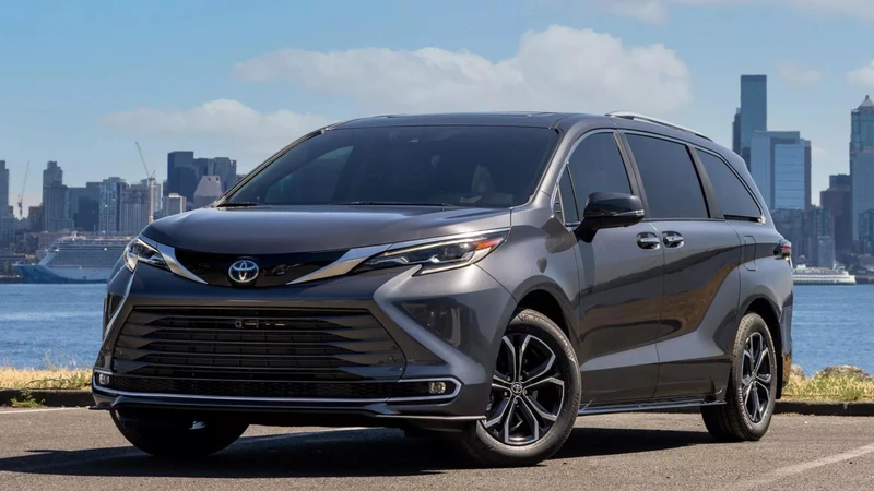 Toyota Sienna 2025, ahora te avisa si olvidaste a tus hijos o mascotas en el asiento trasero