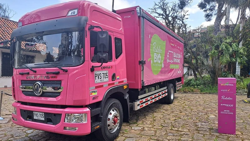 Ponen en marcha el primer camión de reparto urbano a gas natural en Colombia