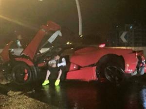 Joven destruye un Ferrari LaFerrari en China