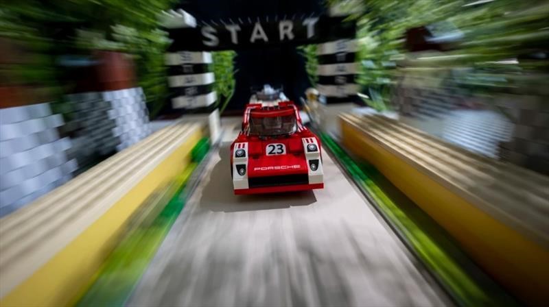Fotógrafo recrea imágenes icónicas de Porsche con Lego