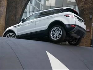 Range Rover Evoque vs el rompemuelles más grande del mundo