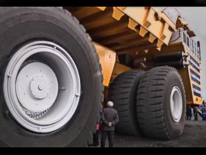 BelAZ 75710 es el camión de volteo más grande del mundo