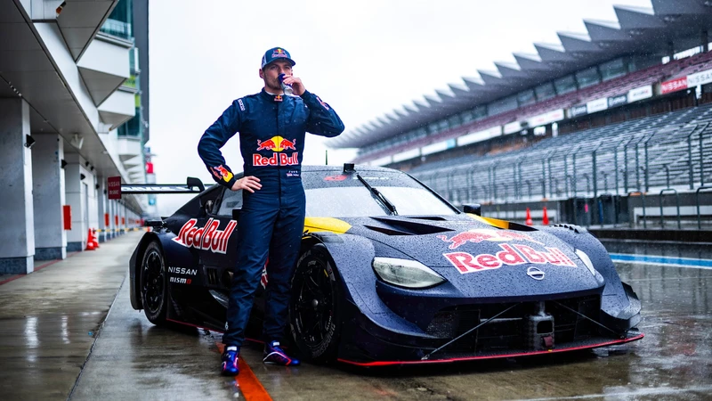 Max Verstappen se luce en un auto de la Super GT japonesa