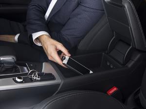 Audi exhibe protector con cargador inalámbrico para iPhone