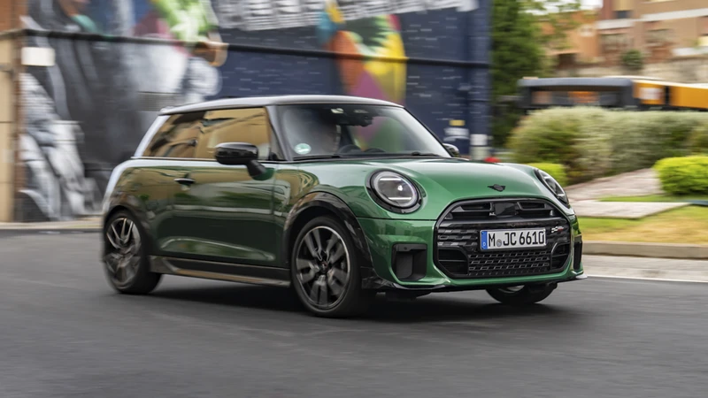 El Mini Cooper S gana un nivel John Cooper Works con el estilo deportivo, pero sin el poder extra