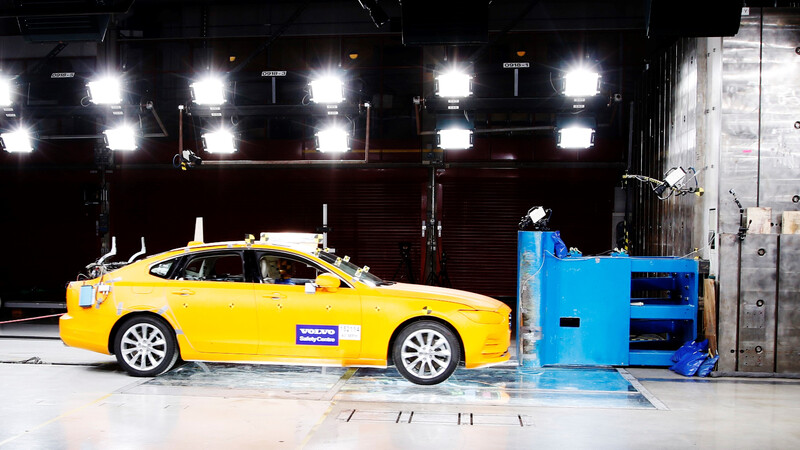 Volvo Cars Safety Center cumple 20 años poniendo a prueba la seguridad de sus autos