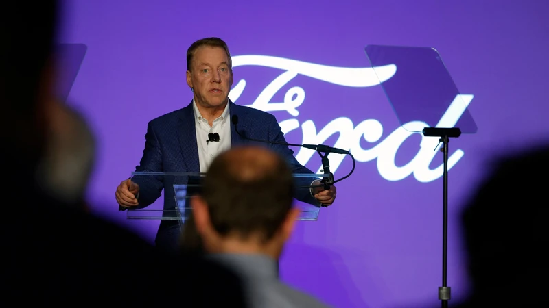 Bill Ford reconoció a los autos exhibidos en los 100 años de Ford México