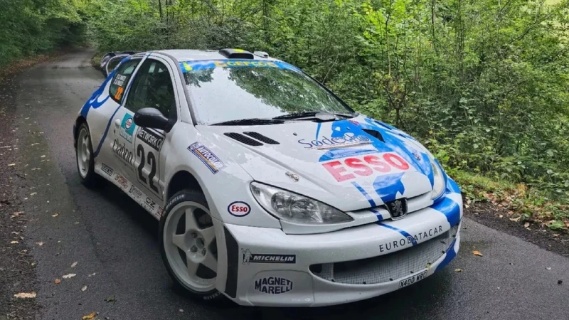 Peugeot 206 WRC, una réplica que homenajea al campeón y una gran época del rallismo