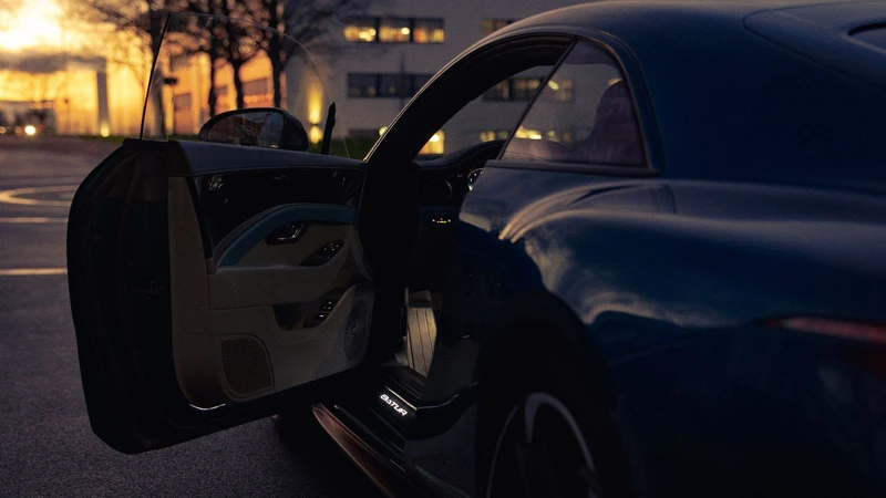 Tecnología de luz y artesanía: la innovadora proyección personalizada de Bentley