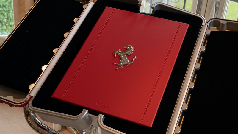 Libro histórico de Ferrari, arte motor exclusivo