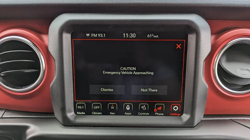 Stellantis habilitará alertas visuales ante vehículos de emergencia en sus autos