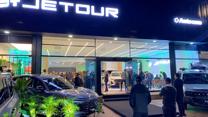 Jetour T1 PHEV llega a Colombia: hasta 1.200 km de autonomía y nueva vitrina en Bogotá