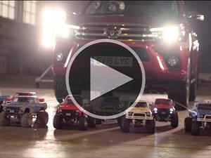 Pick-ups a control remoto remolcan una Toyota Hilux