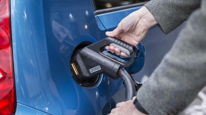 Bajan las ventas de autos a gasolina, pero las de eléctricos suben