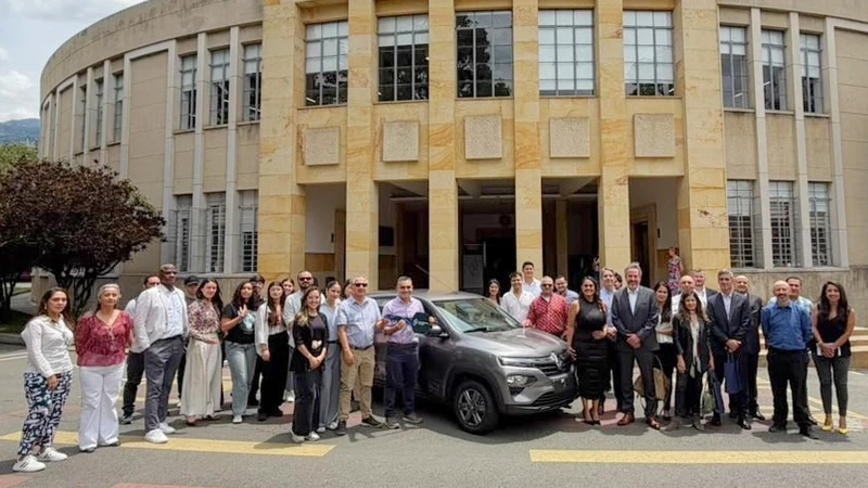 Renault-Sofasa dona un Kwid a la Universidad Nacional para fortalecer la formación de ingenieros