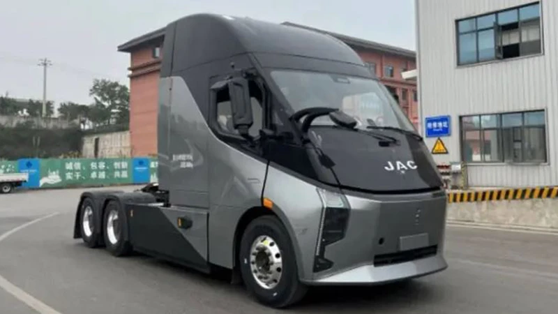 Tesla Semi ya tiene contra en el camión eléctrico de JAC Motors