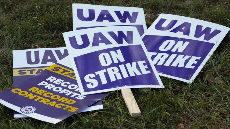 Terminó la huelga de obreros automotrices del UAW en EUA, obtienen un 25% de incremento salarial