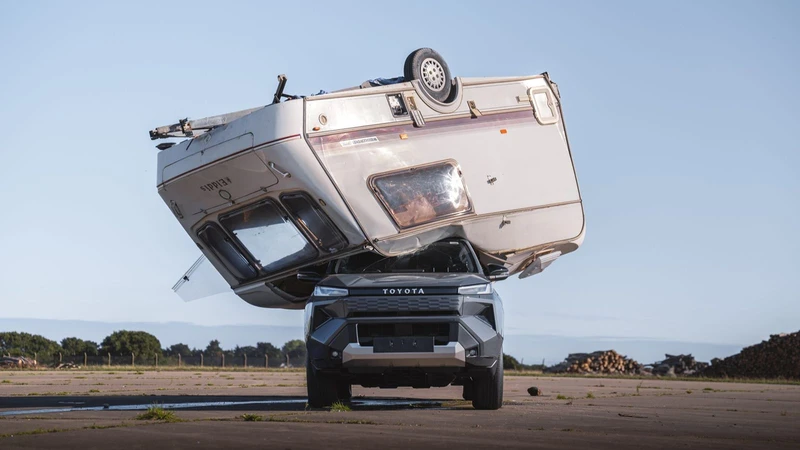 Reino Unido: Toyota dejó caer una casa rodante sobre una Hilux EV para probar su fortaleza