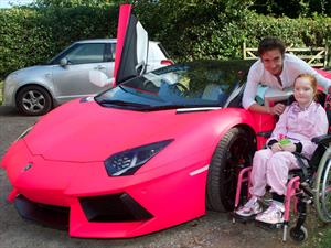 Richard Hammond cumple el deseo de una pequeña a bordo de un Lamborghini rosa