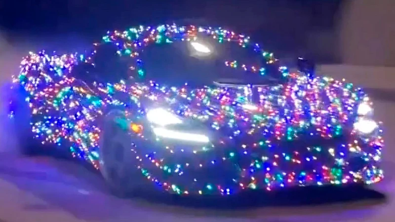 Video: derrapando en un McLaren 720S disfrazado de árbol de Navidad