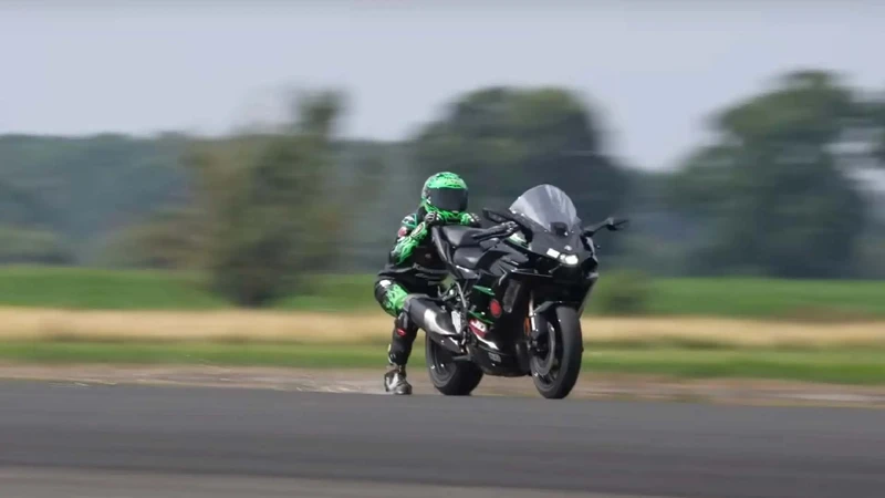 Un piloto rompe un bizarro y peligroso Récord Guinness en moto